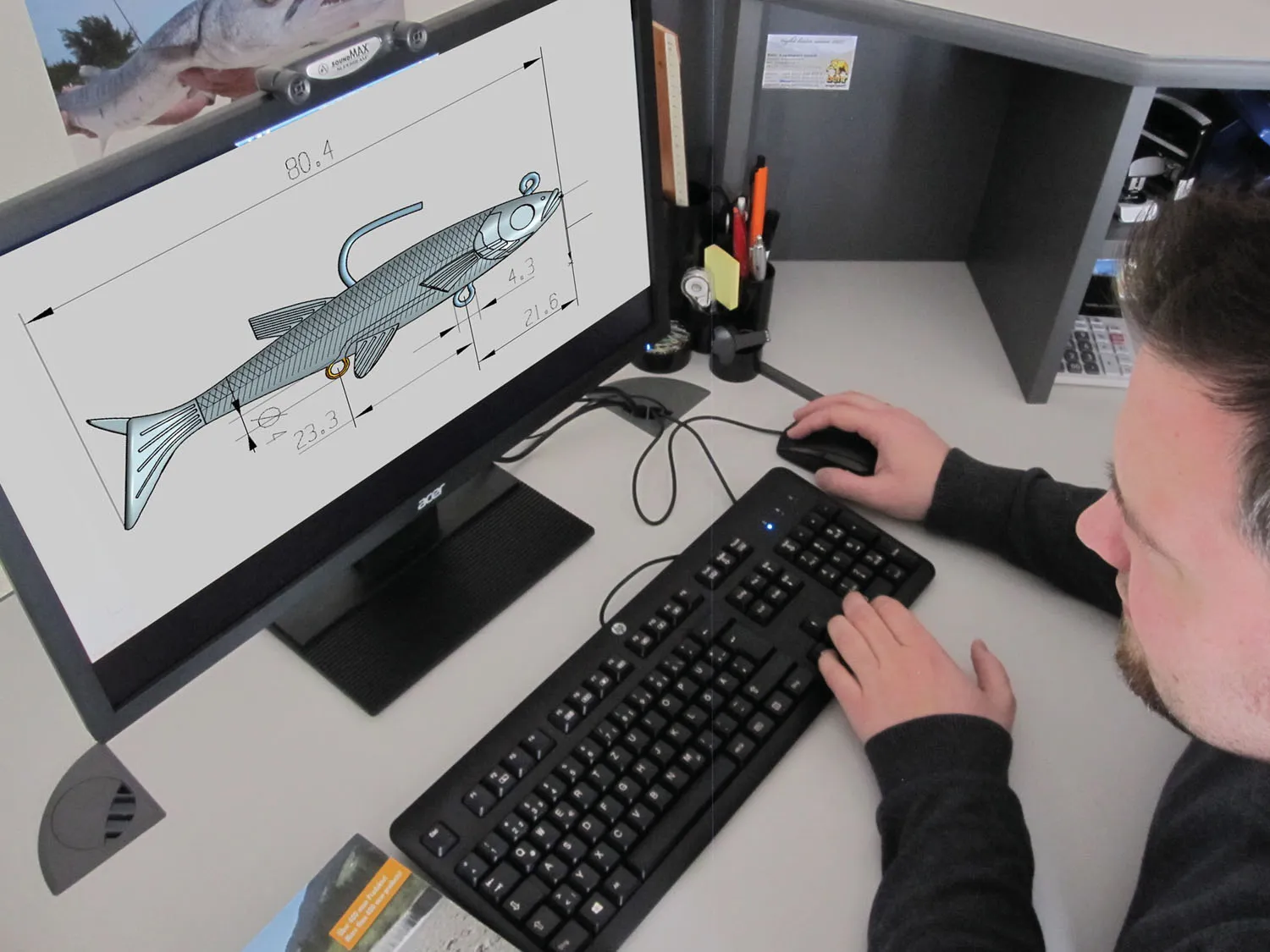Mann entwickelt Fischköder in einem 3D-Programm.