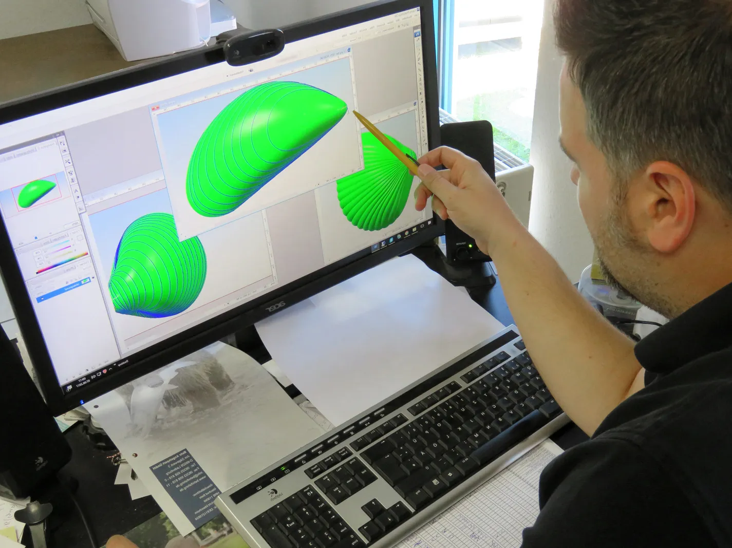 Mann plant Fischköder in einem 3D-Programm.