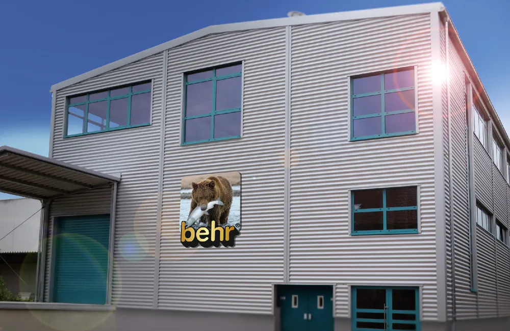 Lagerhalle mit Behr Angelsport Logo.